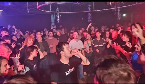 Singer Dan Hoff celebrates Bristol band knives with his choice of tee tonight
