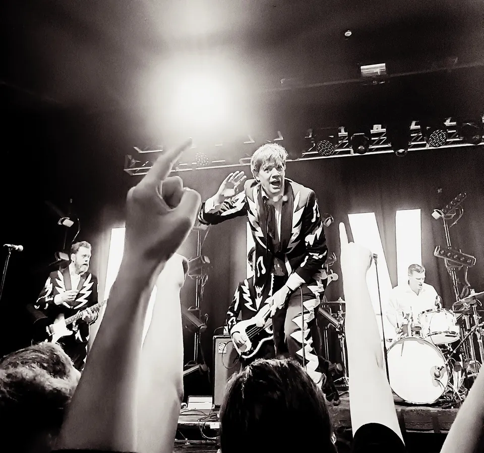THE HIVES descend upon Bristol and tear the O2 Academy a new one.... - photo 3