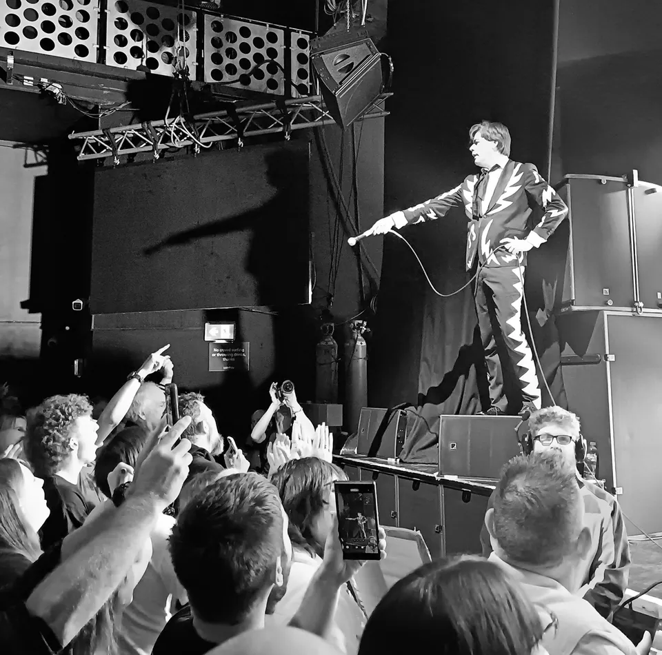 THE HIVES descend upon Bristol and tear the O2 Academy a new one.... - photo 4